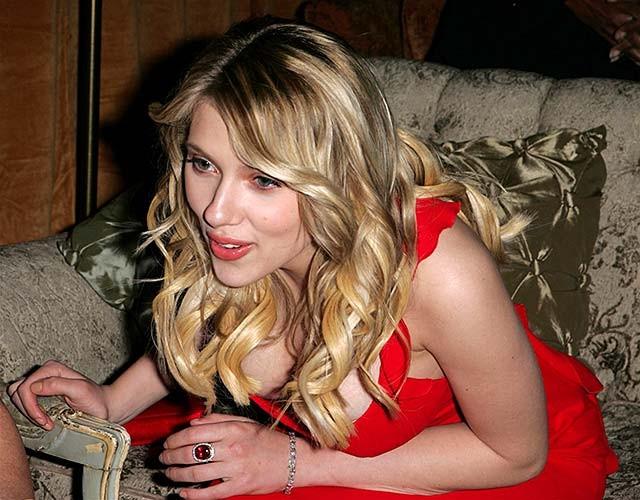16P Scarlett Johansson giving to us a view of her totally nude and sexy body