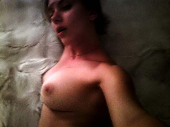 16P Scarlett Johannson exposing sexy nude body and huge boobs on leaked photos
