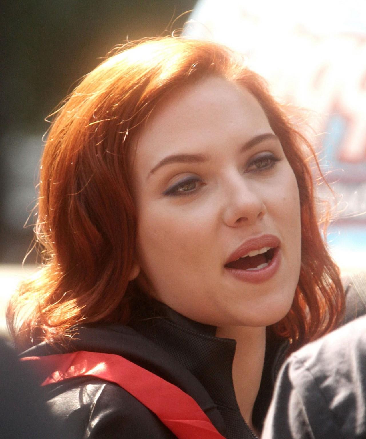 16P Scarlett Johansson leaked personal nude pics made by the cell phone