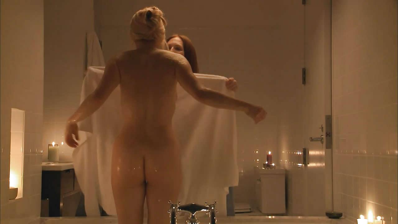 16P Carla Gugino showing her bare ass and in fishnets and big cleavage paparazzi pic