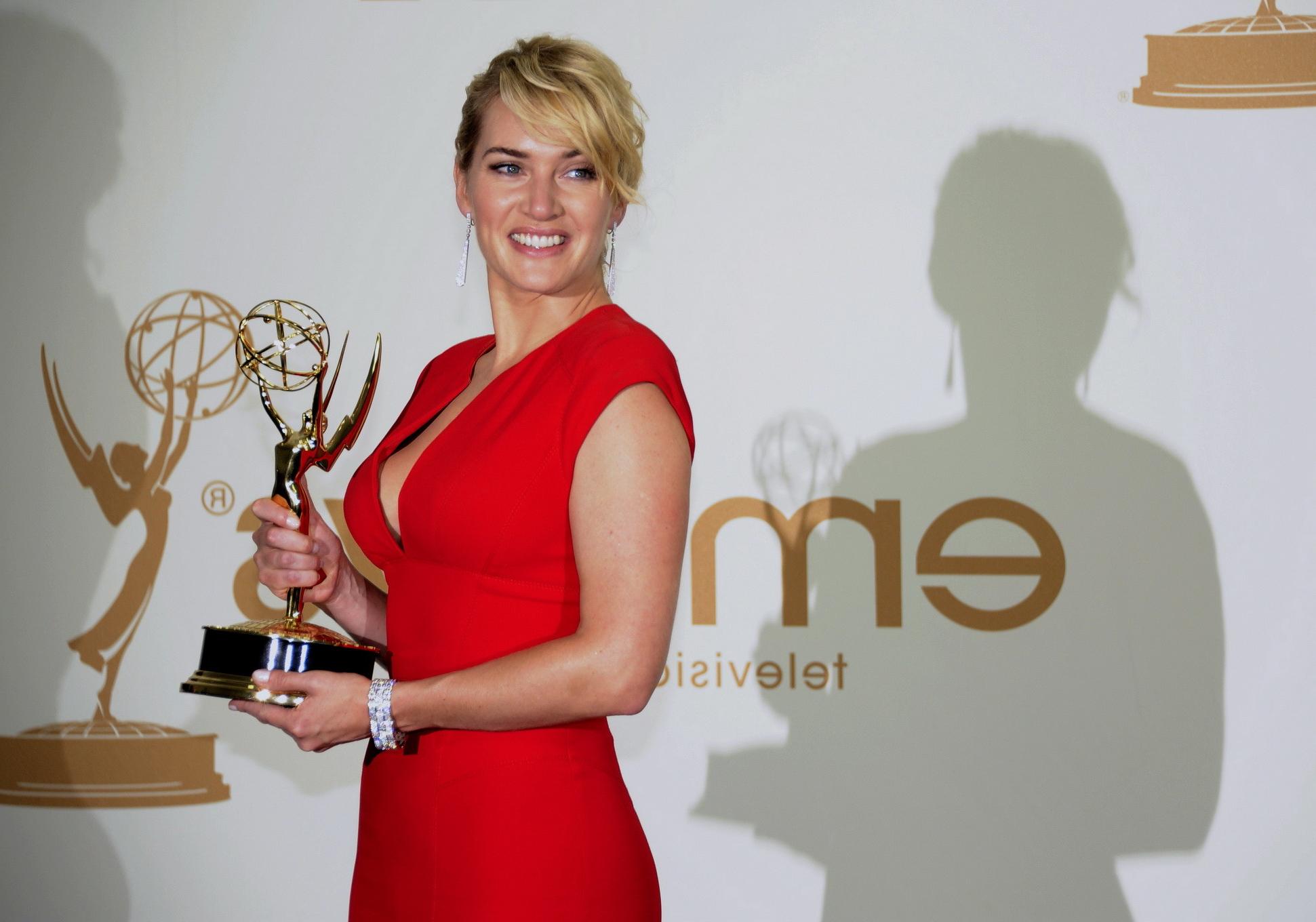 16P Kate Winslet braless showing side boob at 63rd Primetime Emmy Awards