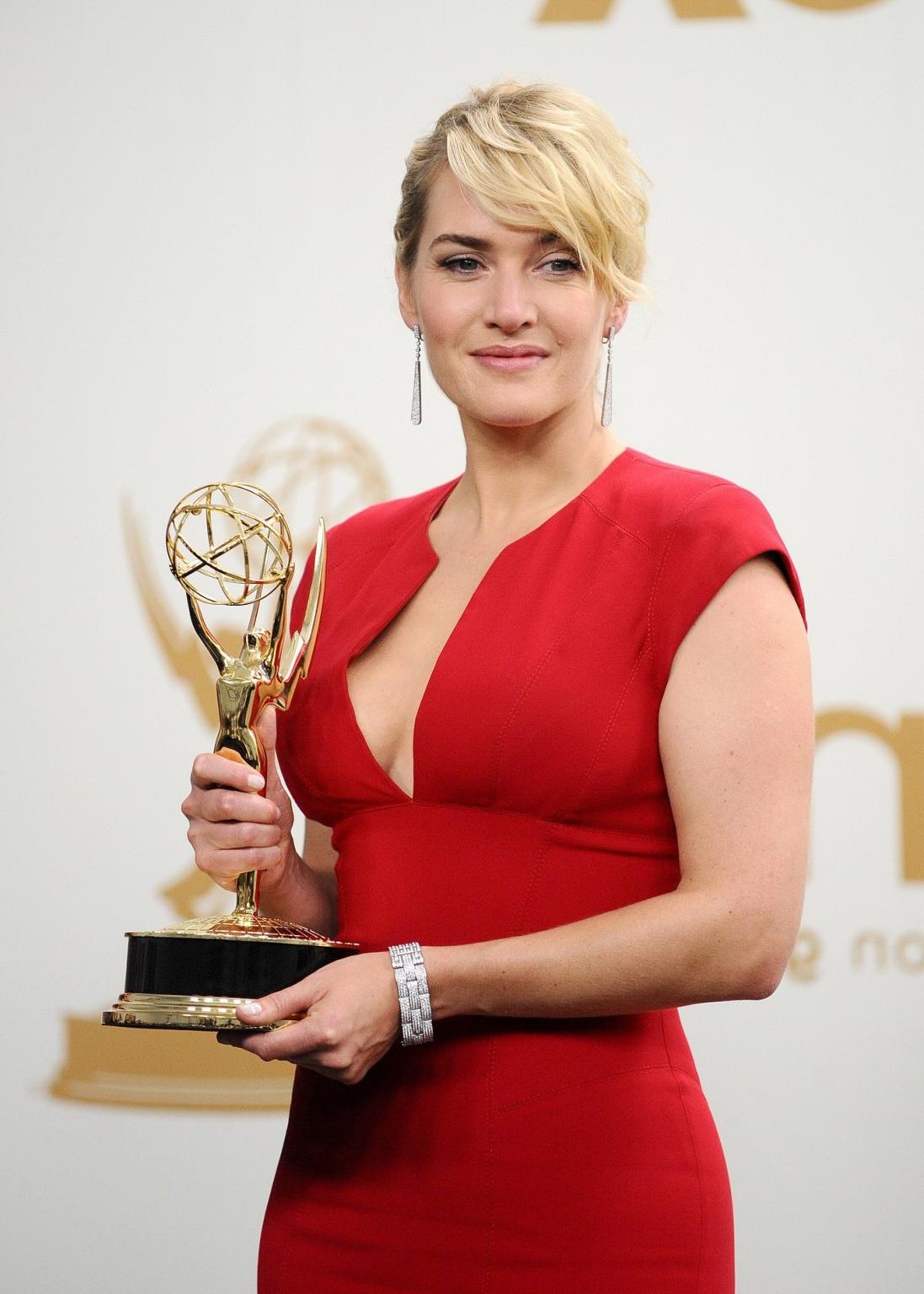16P Kate Winslet braless showing side boob at 63rd Primetime Emmy Awards