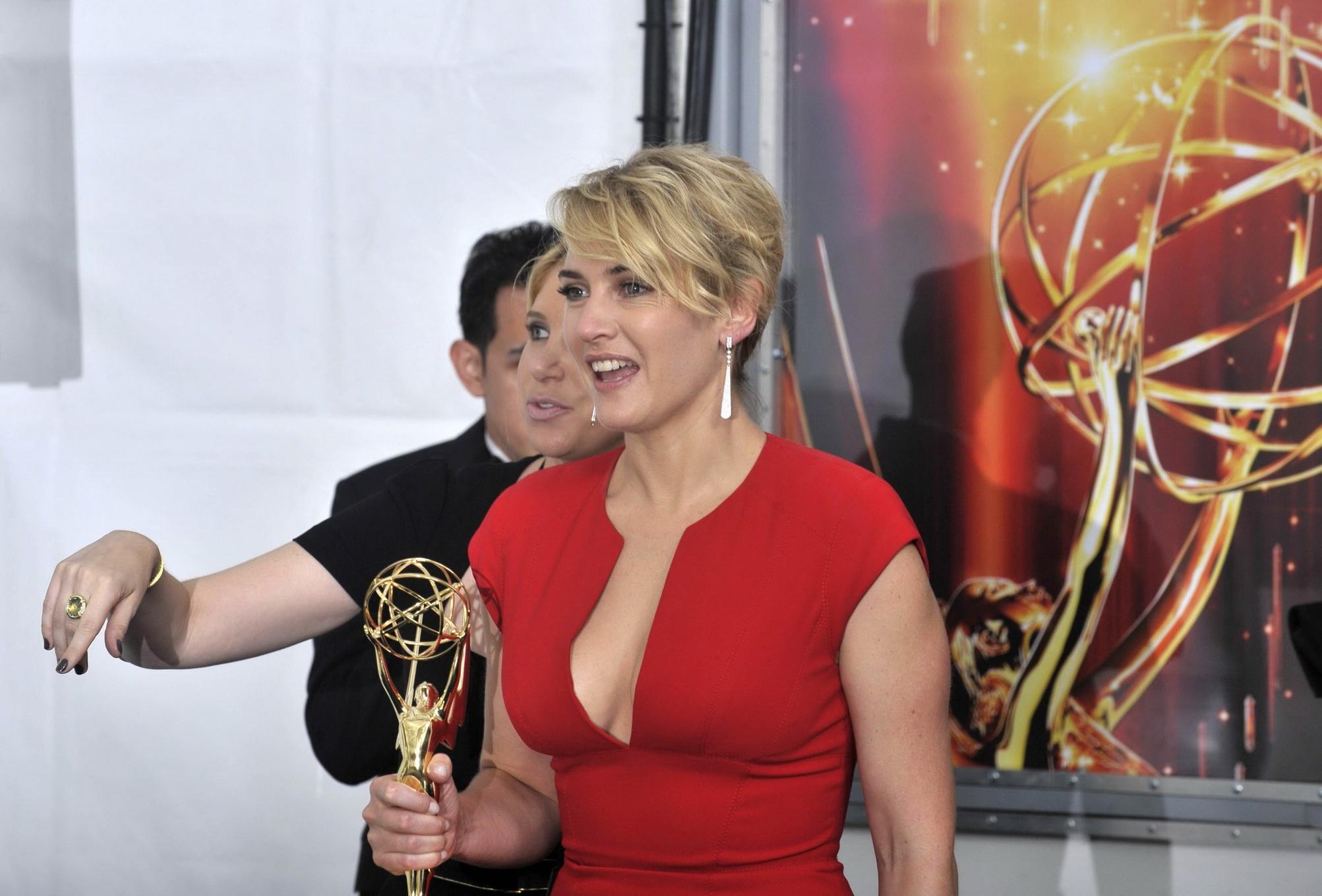 16P Kate Winslet braless showing side boob at 63rd Primetime Emmy Awards