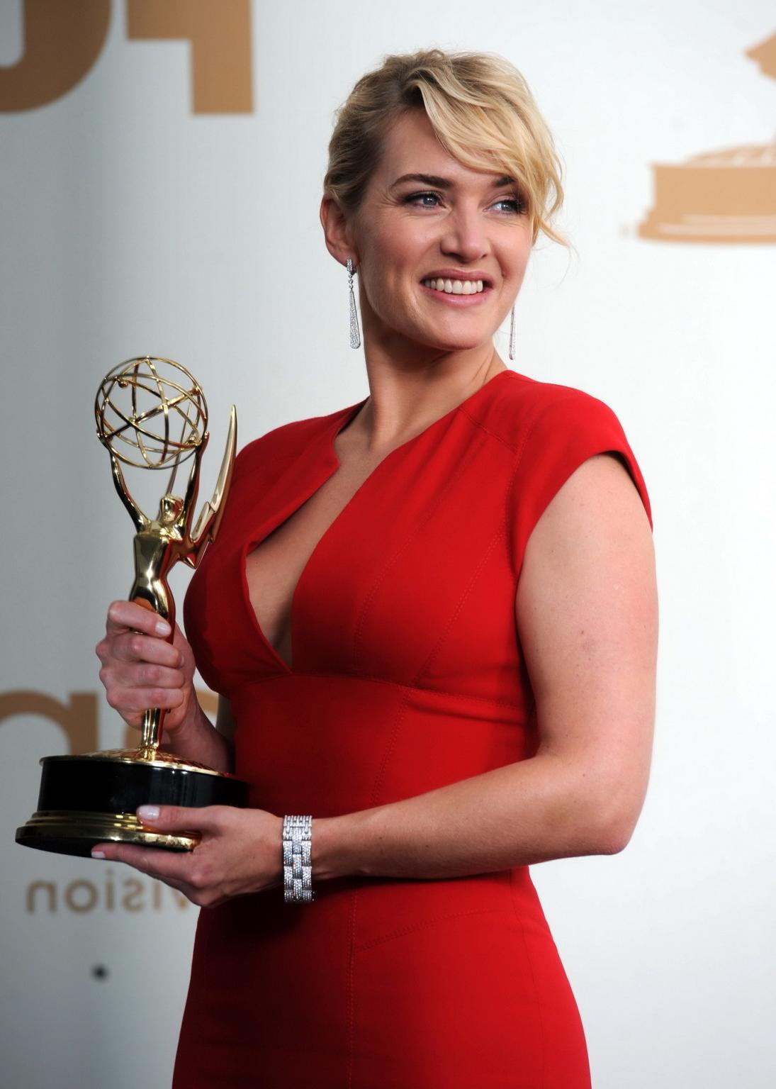 16P Kate Winslet braless showing side boob at 63rd Primetime Emmy Awards