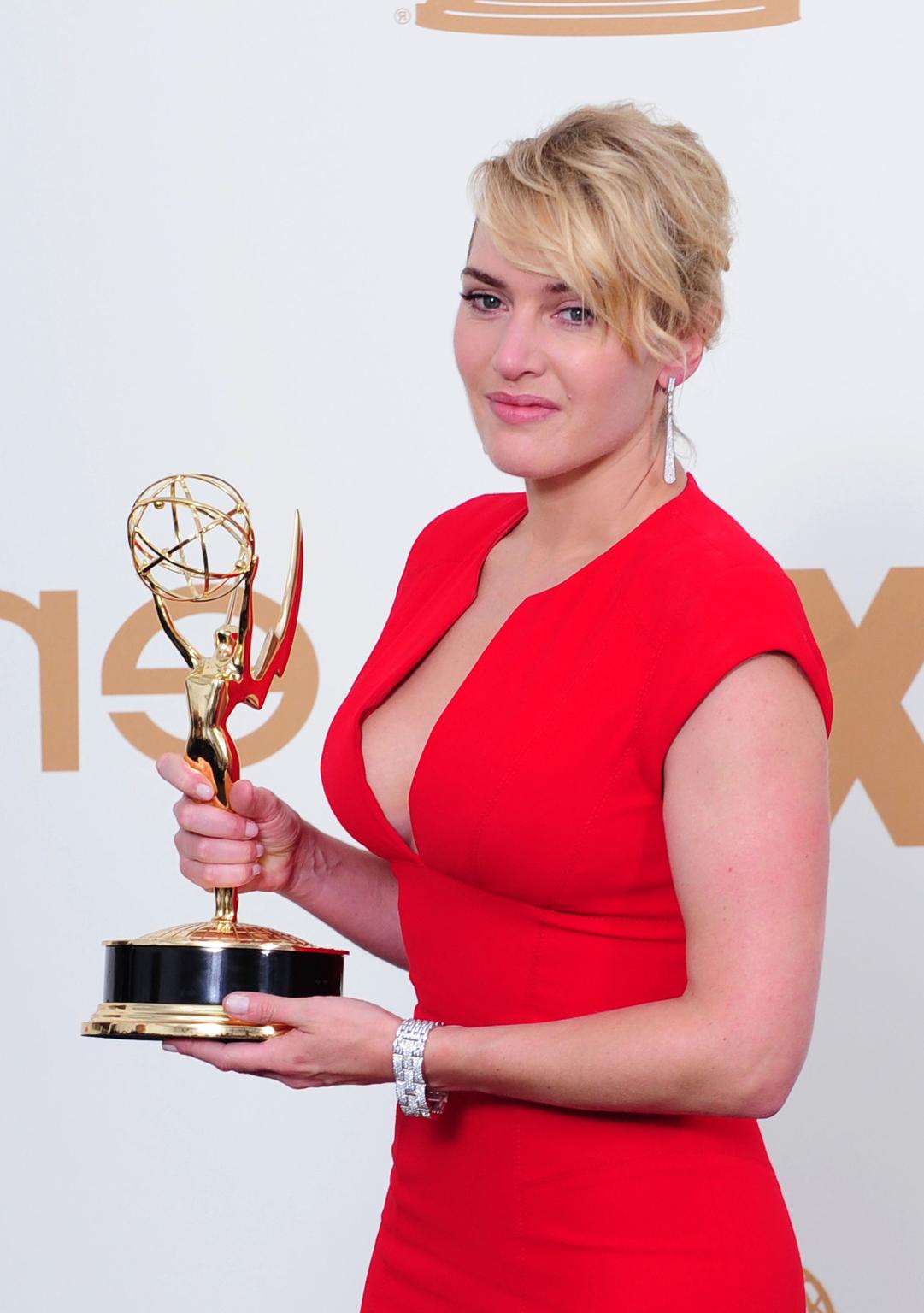 16P Kate Winslet braless showing side boob at 63rd Primetime Emmy Awards