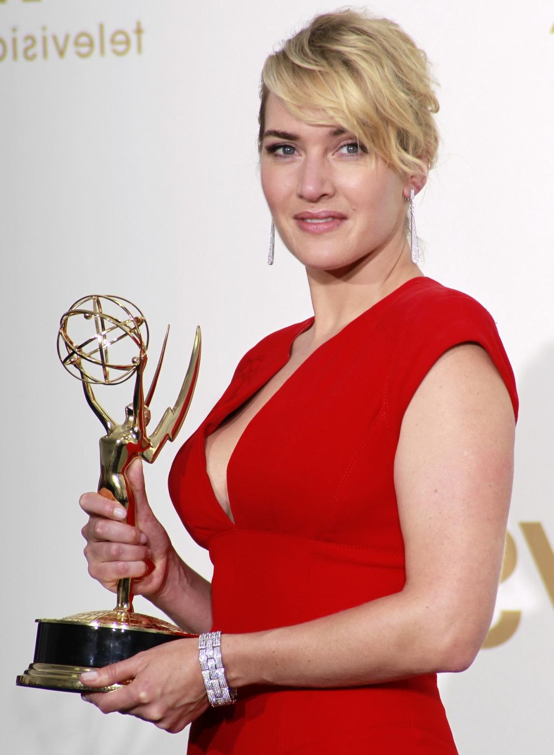 16P Kate Winslet braless showing side boob at 63rd Primetime Emmy Awards