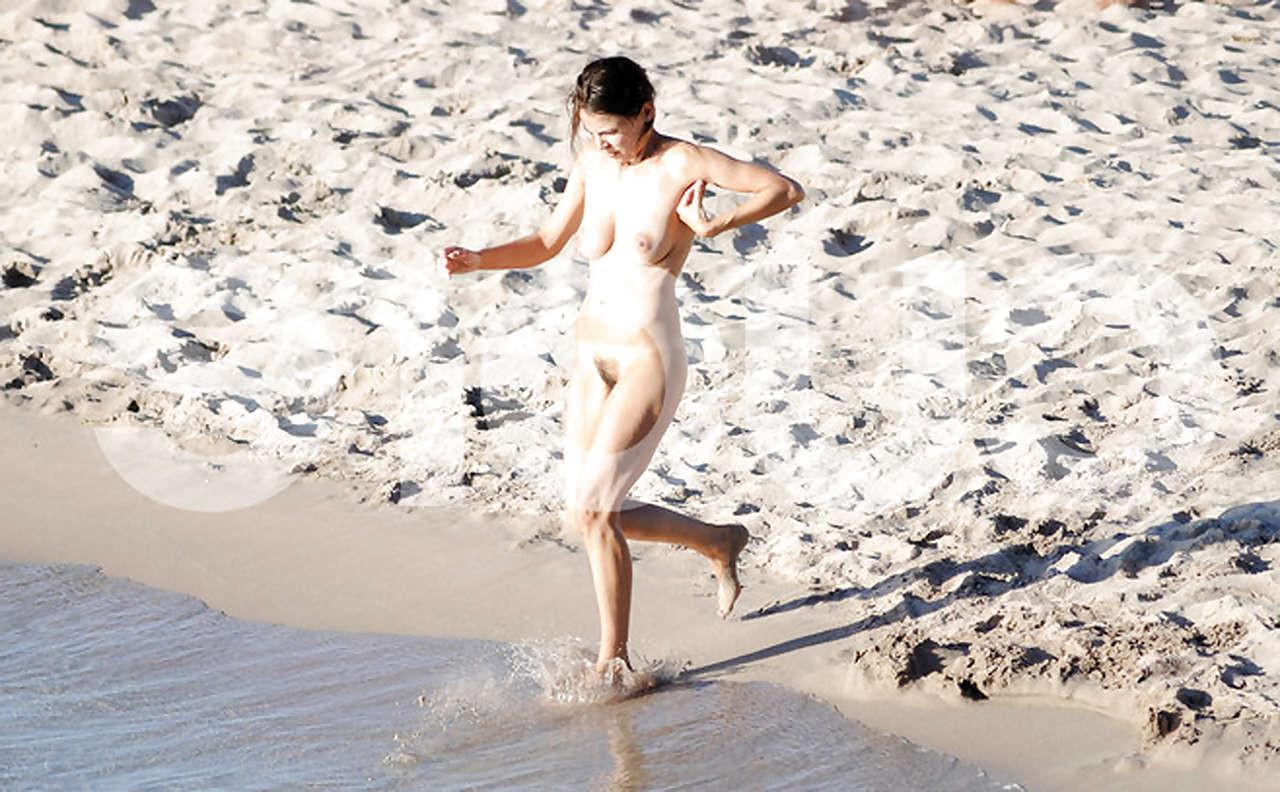 16P Elena Anaya showing her hairy pussy and big tits and kissing girl on beach papar