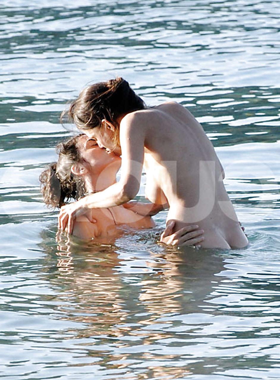 16P Elena Anaya showing her hairy pussy and big tits and kissing girl on beach papar