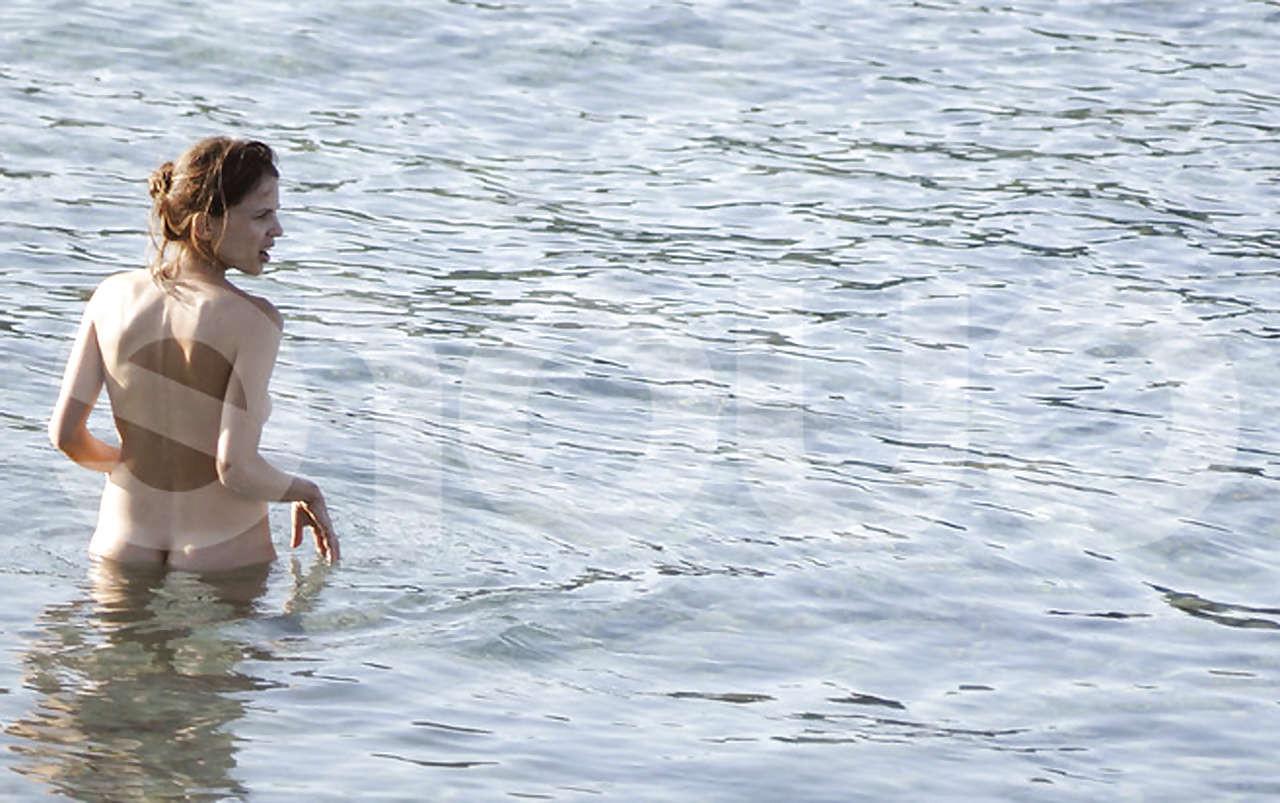 16P Elena Anaya showing her hairy pussy and big tits and kissing girl on beach papar