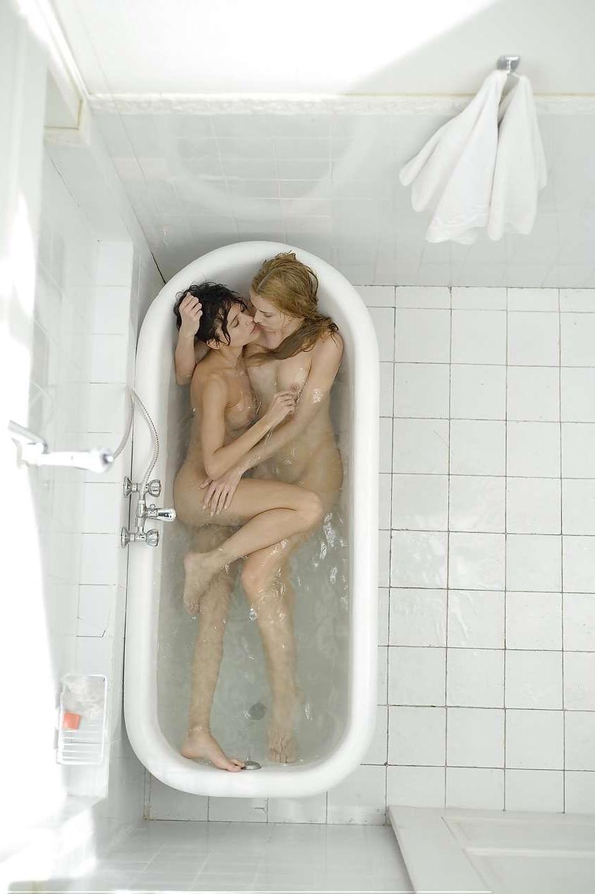 16P Elena Anaya showing her hairy pussy and big tits and kissing girl on beach papar