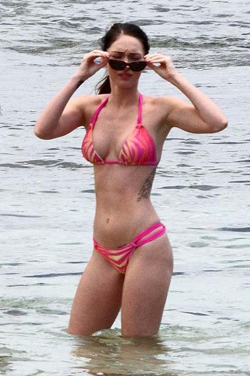 16P Megan Fox exposing fucking sexy body and hot ass in underwear