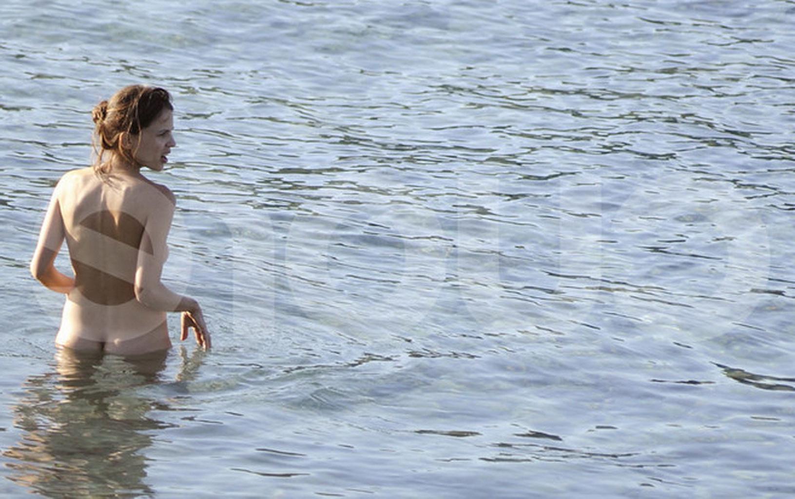 16P Elena Anaya making out with her busty girlfriend on a nudist beach