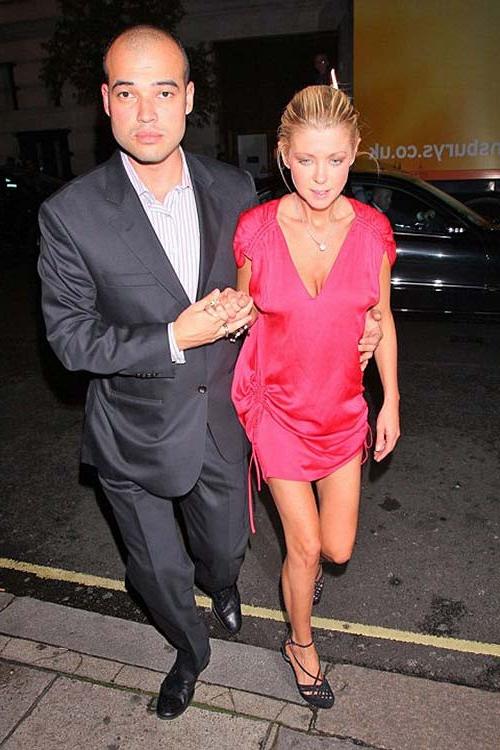 16P Tara Reid sexy and hot upskirt paparazzi photos while she is drunk