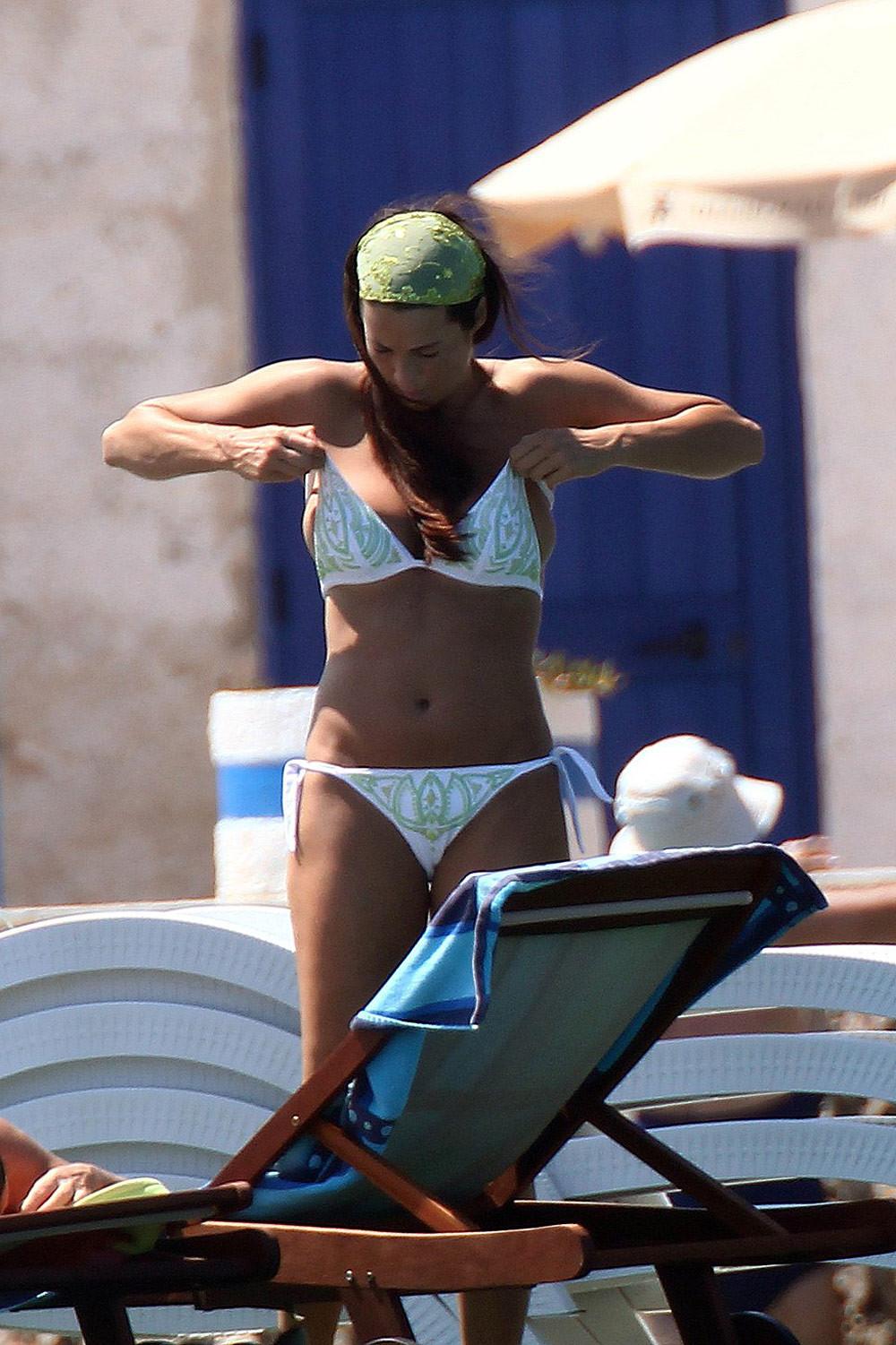 15P Manuela Arcuri sunbathing her fantastic topless
