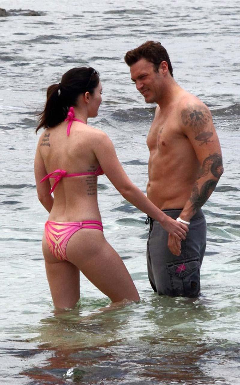 16P Megan Fox exposing fucking sexy body in bikini and huge cleavage