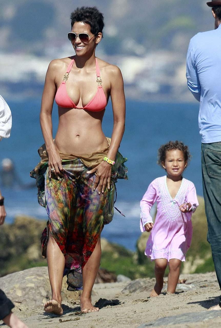 16P Halle Berry exposing fucking sexy body and hot ass in bikini on beach