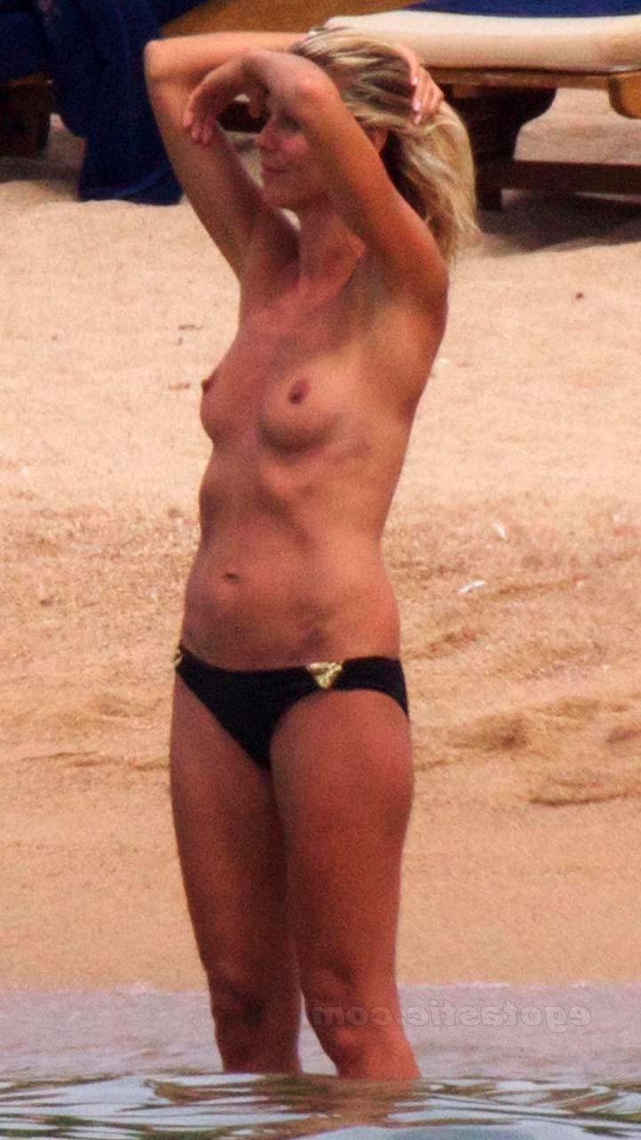 16P Heidi Klum fucking sexy and hot paparazzi topless photos on beach