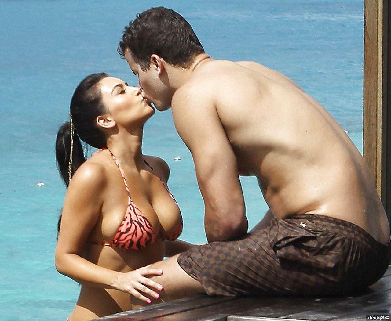 16P Kim Kardashian showing white panties upskirt and enjoy in bikini with boyfriend