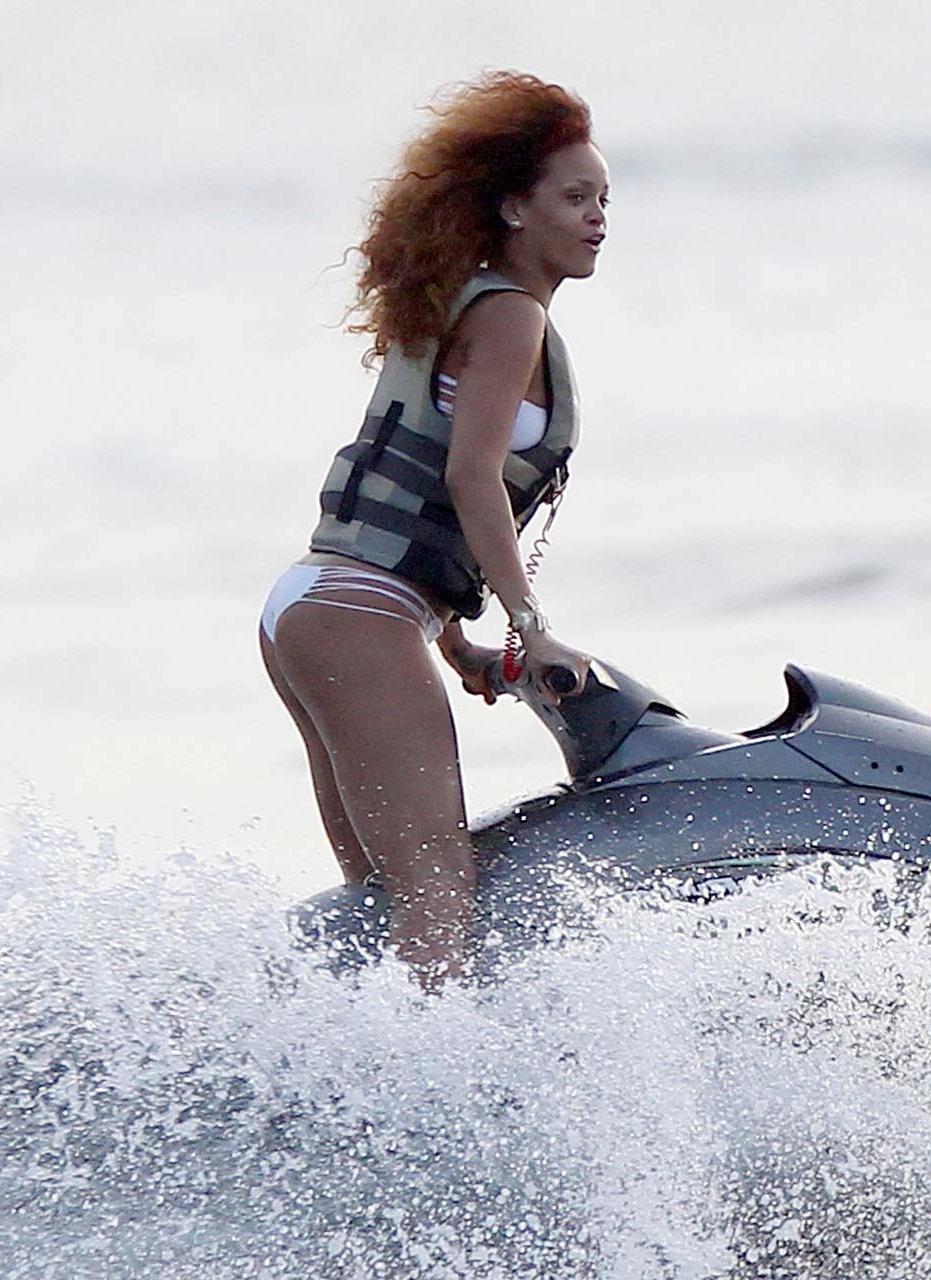 16P Rihanna exposing her fucking sexy body and hot ass in bikini on beach