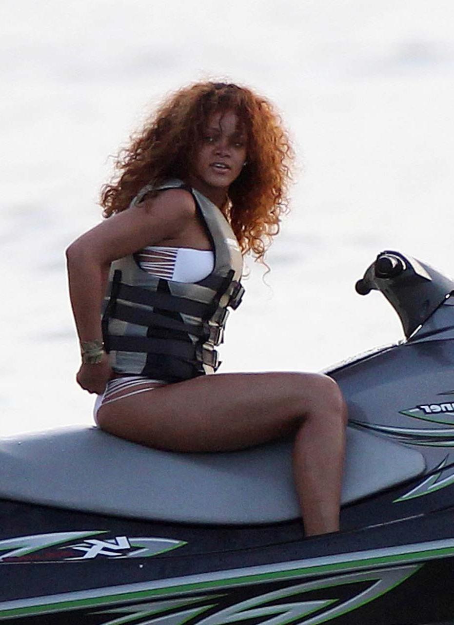 16P Rihanna exposing her fucking sexy body and hot ass in bikini on beach