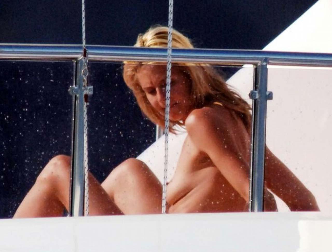 16P Heidi Klum fucking sexy and hot bikini and topless paparazzi photos