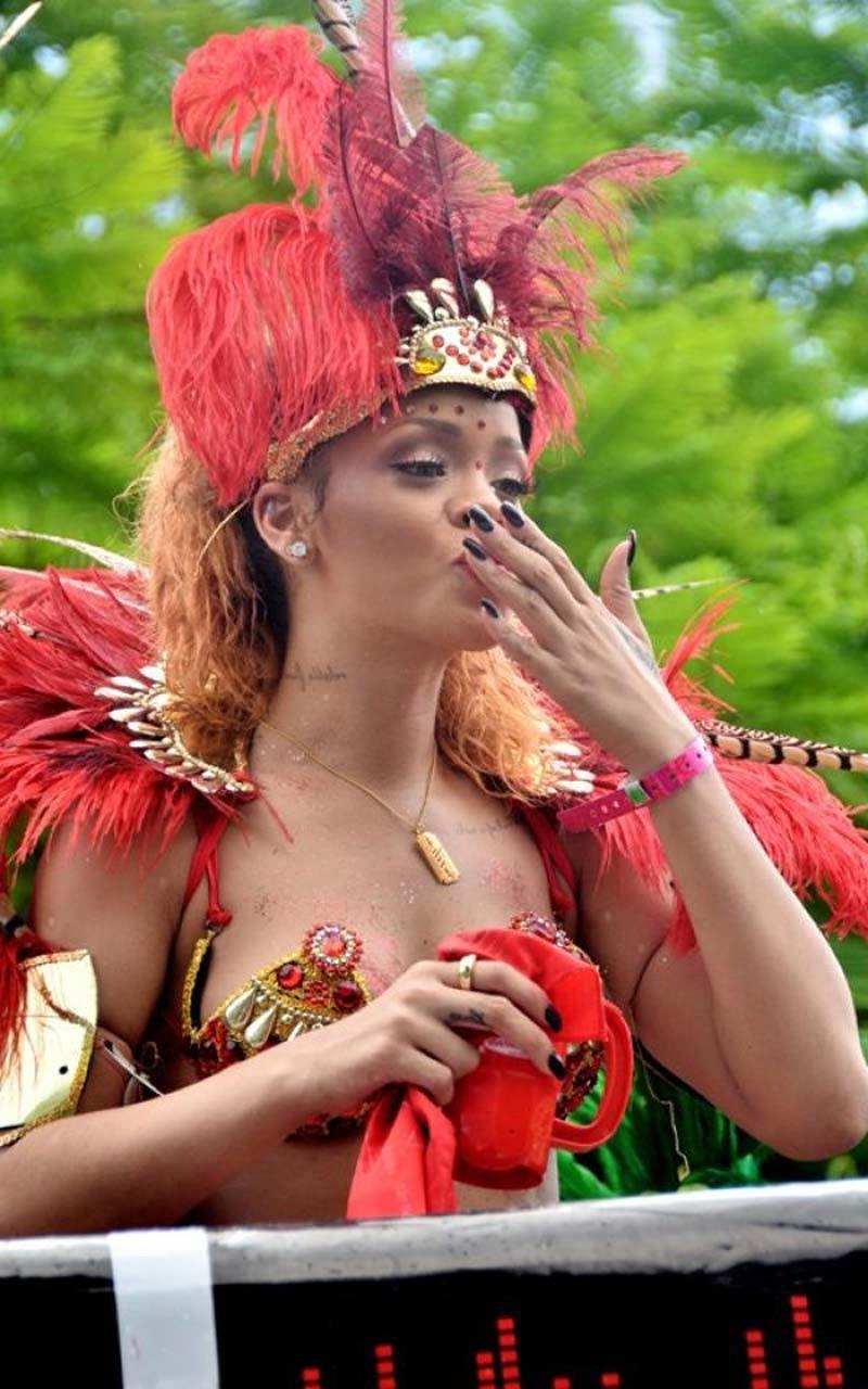 16P Rihanna exposing her sexy body and hot ass while she is dressed like a whore