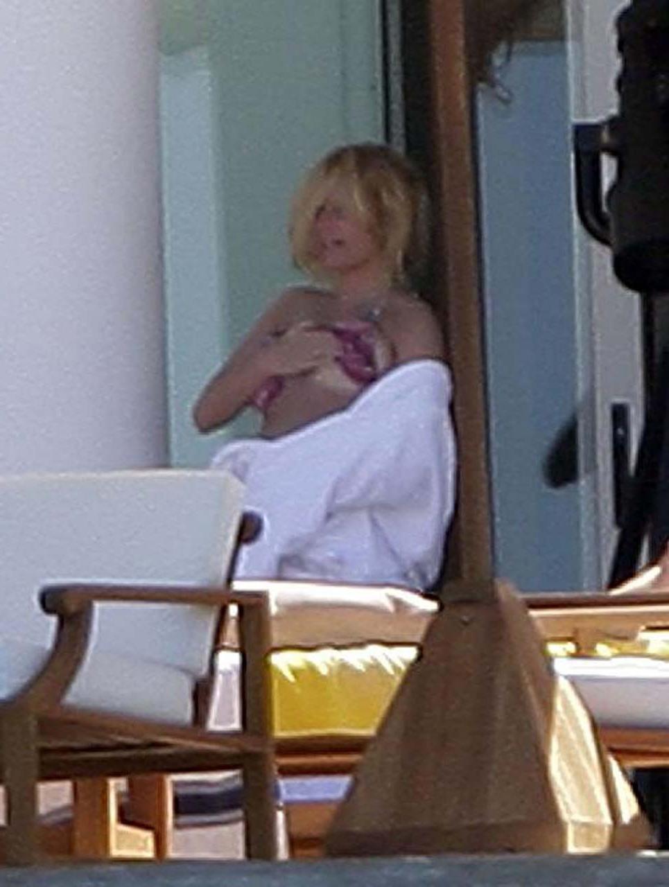 15P Jessica Simpson exposing sexy body and fucking huge boobs in bikini