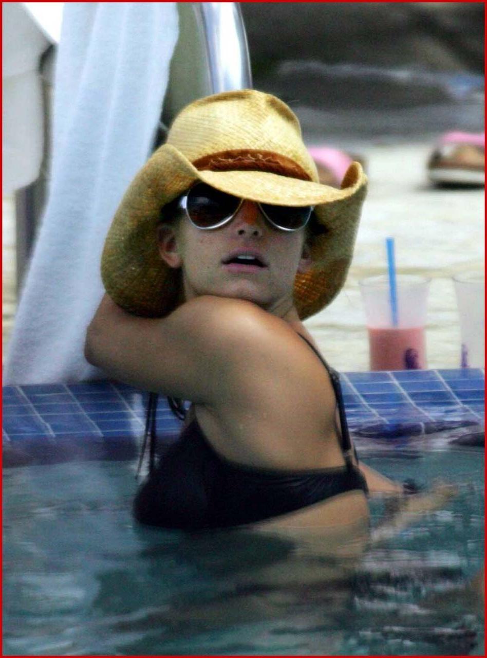 15P Jessica Simpson exposing sexy body and fucking huge boobs in bikini