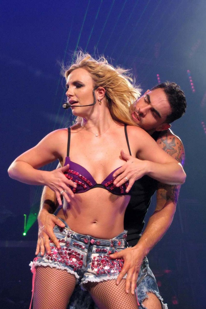 16P Britney Spears exposing her fucking sexy body and hot ass on stage