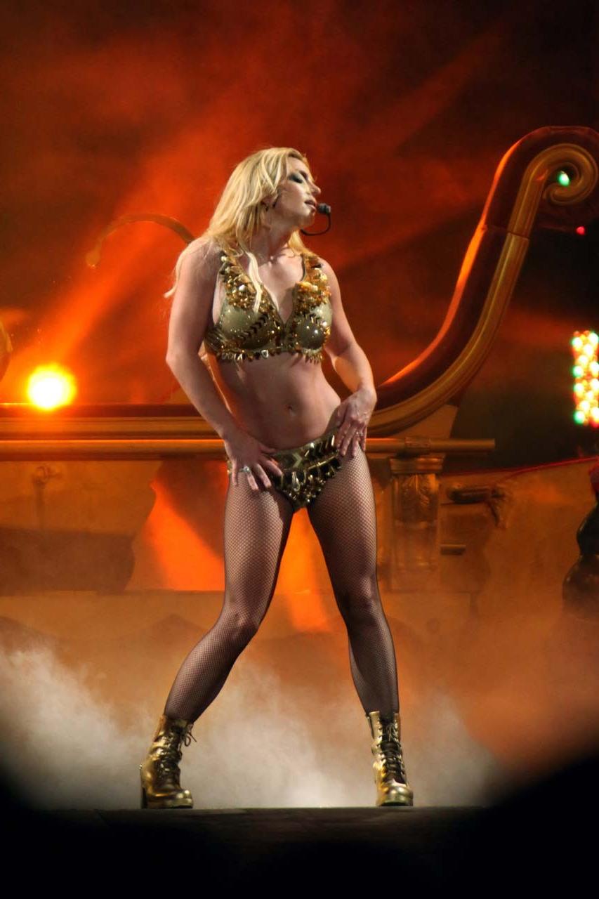 16P Britney Spears exposing her fucking sexy body and hot ass on stage