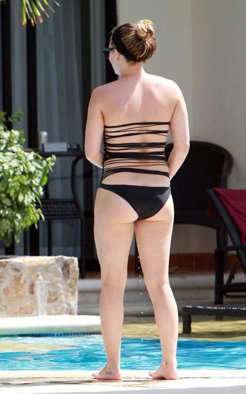 16P Hilary Duff exposing her fucking sexy body and hot ass in bikini on pool