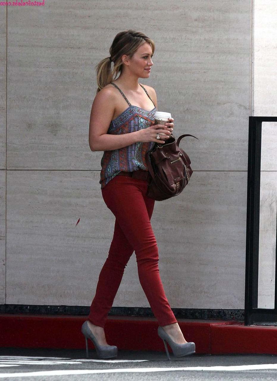 16P Hilary Duff exposing her fucking sexy body and hot ass in bikini on pool
