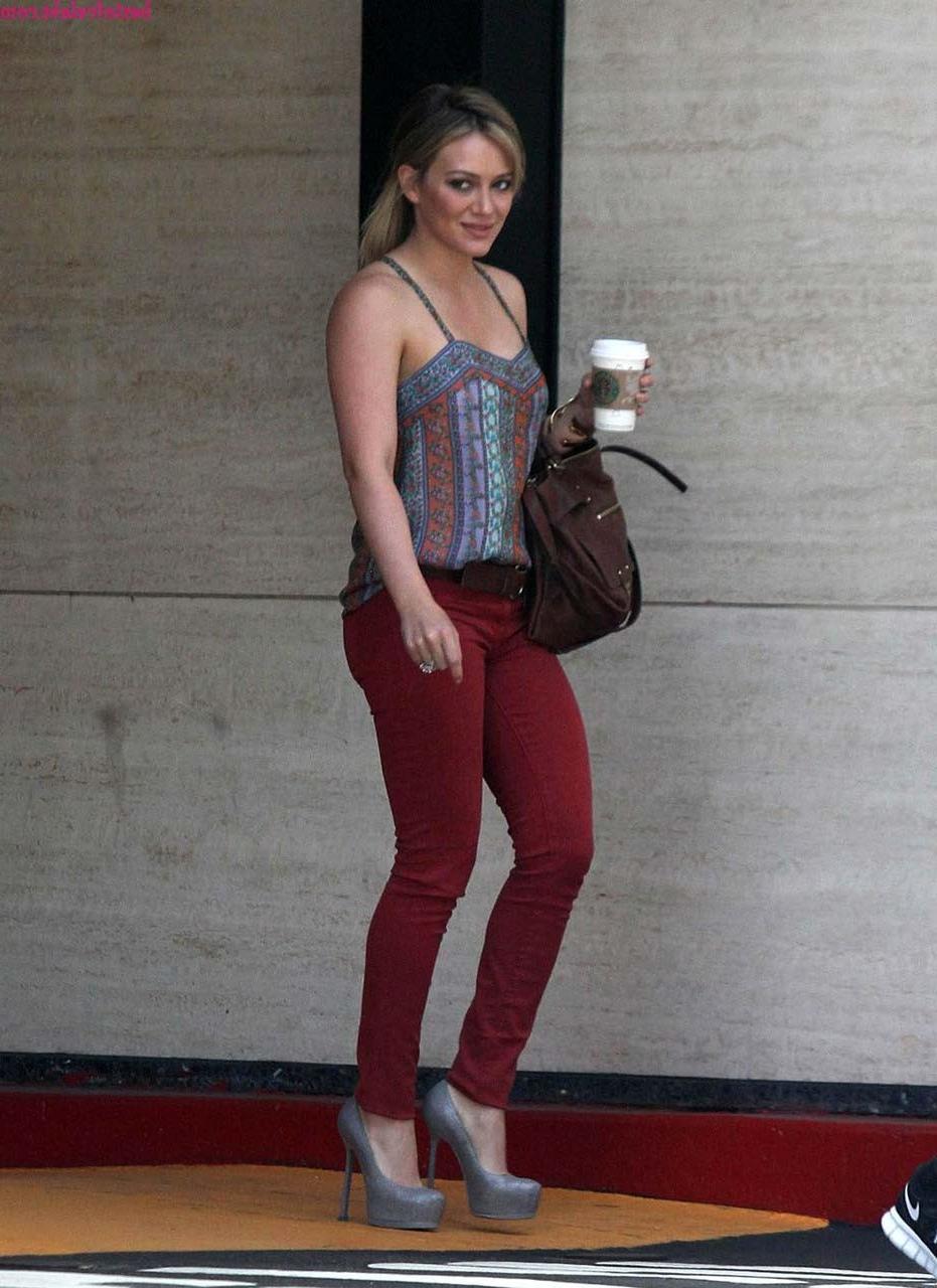 16P Hilary Duff exposing her fucking sexy body and hot ass in bikini on pool