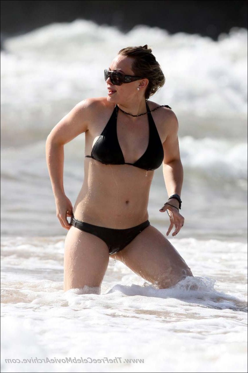16P Hilary Duff exposing her fucking sexy body and hot ass in bikini on pool