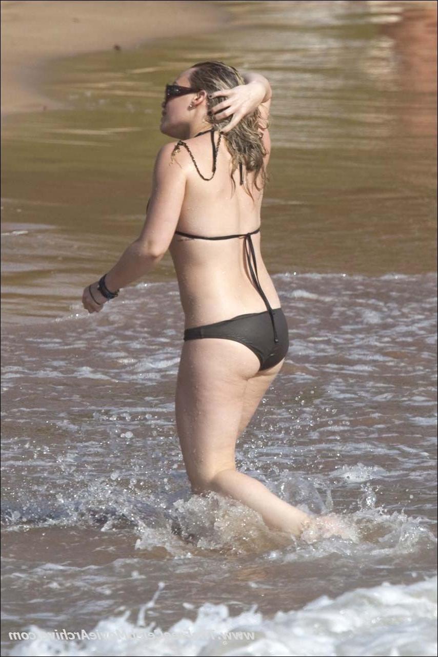 16P Hilary Duff exposing her fucking sexy body and hot ass in bikini on pool