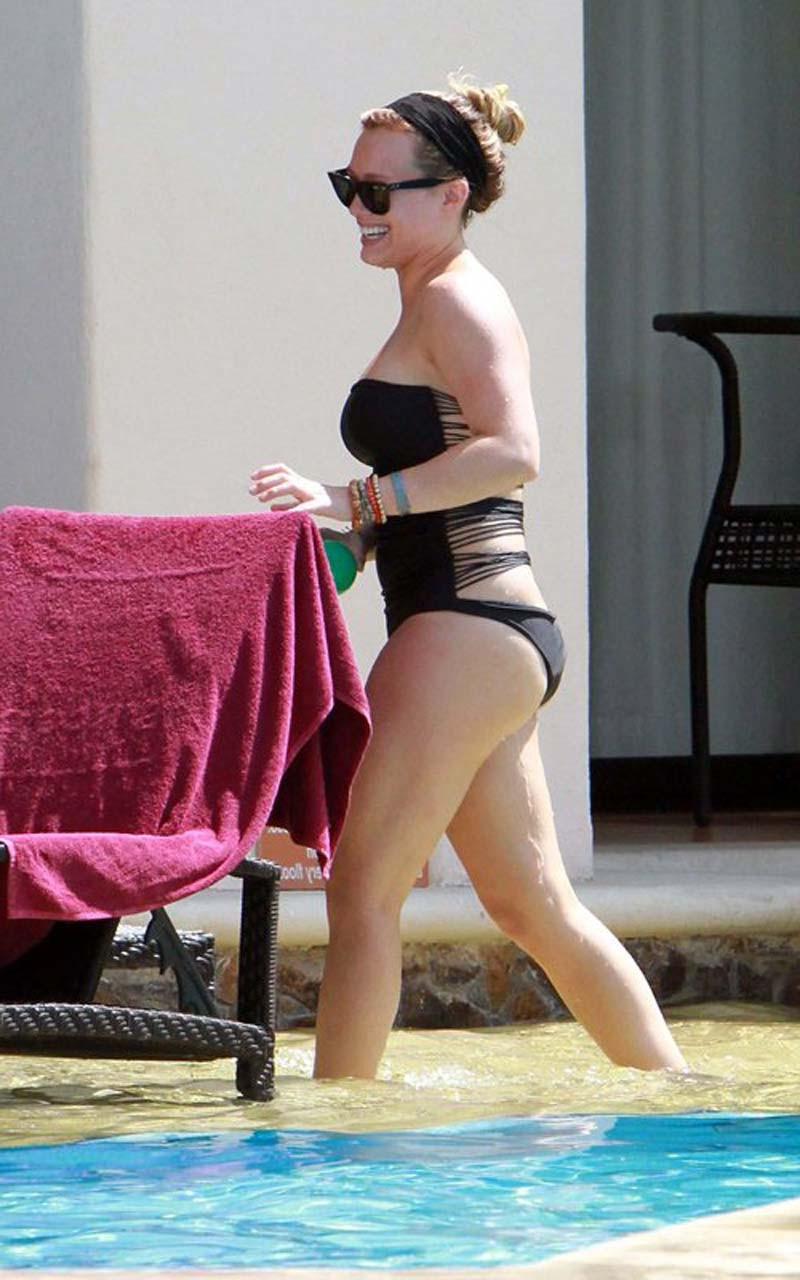 16P Hilary Duff exposing her fucking sexy body and hot ass in bikini on pool