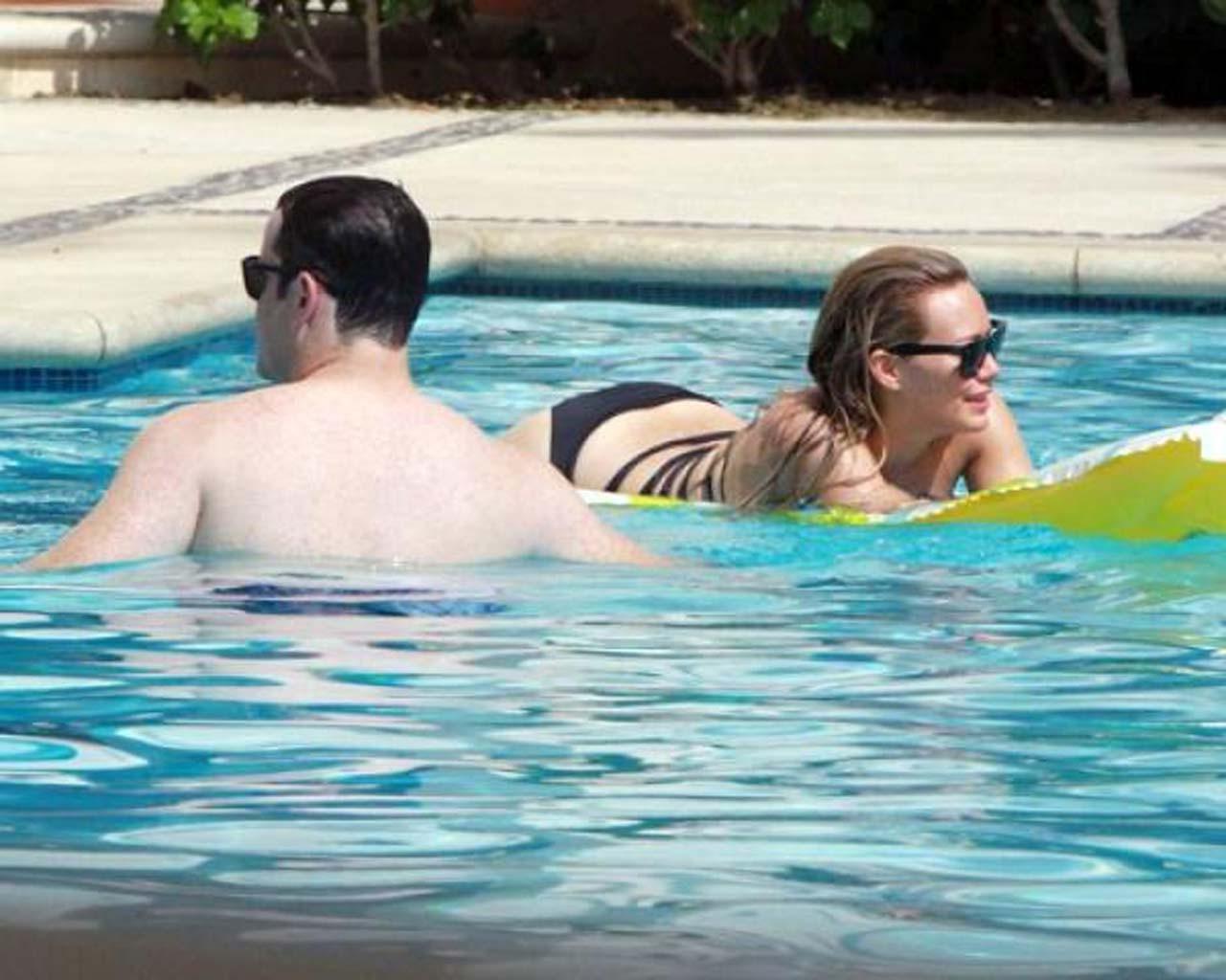 16P Hilary Duff exposing her fucking sexy body and hot ass in bikini on pool
