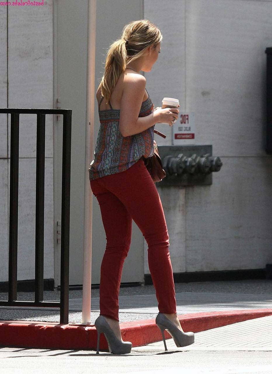 16P Hilary Duff exposing her fucking sexy body and hot ass in bikini on pool