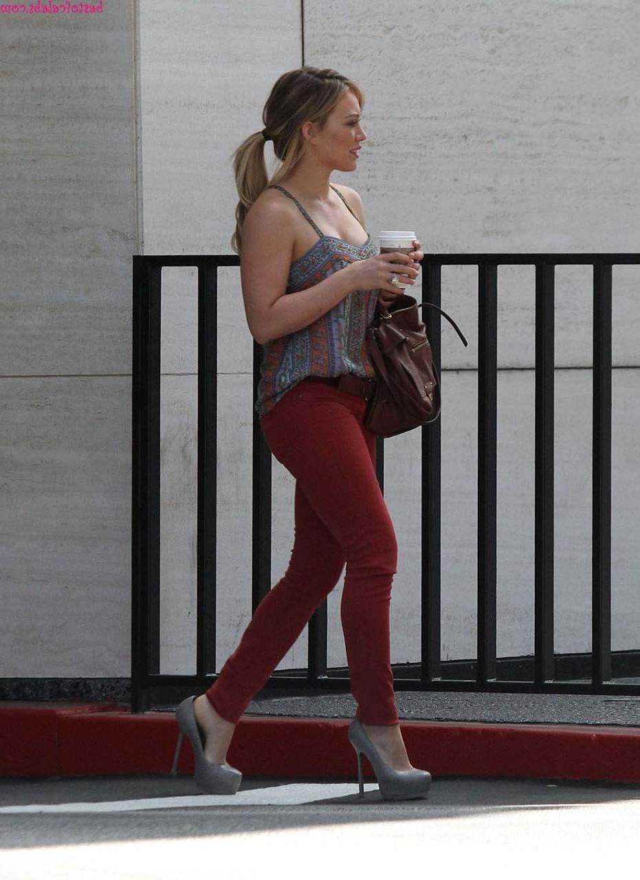 16P Hilary Duff exposing her fucking sexy body and hot ass in bikini on pool