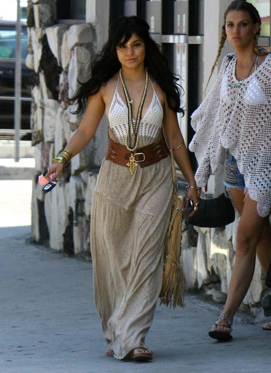 16P Vanessa Hudgens posing and showing her sexy body and hot ass