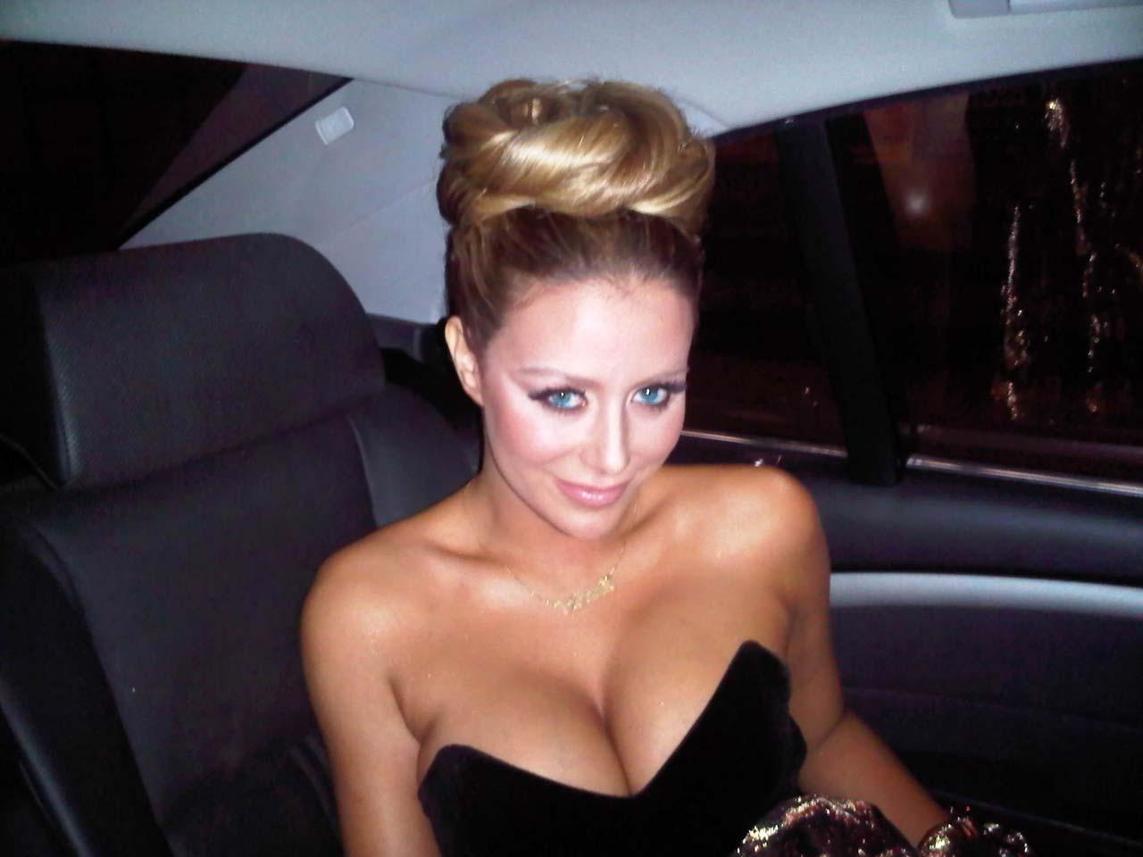 16P Aubrey Oday exposing her sexy body and huge boobs on private photos