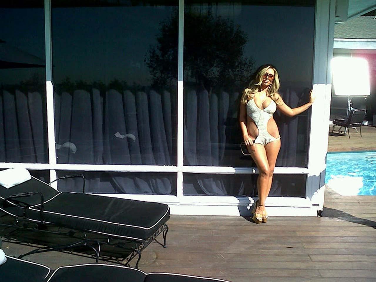 16P Aubrey Oday exposing her sexy body and huge boobs on private photos