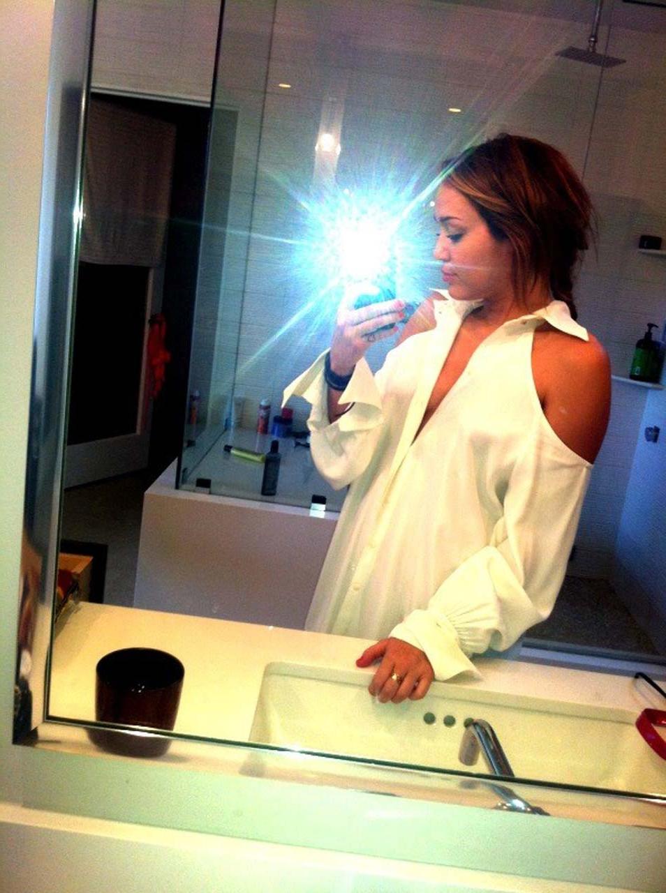 15P Miley Cyrus sexy and hot private and nipple slip paparazzi photos