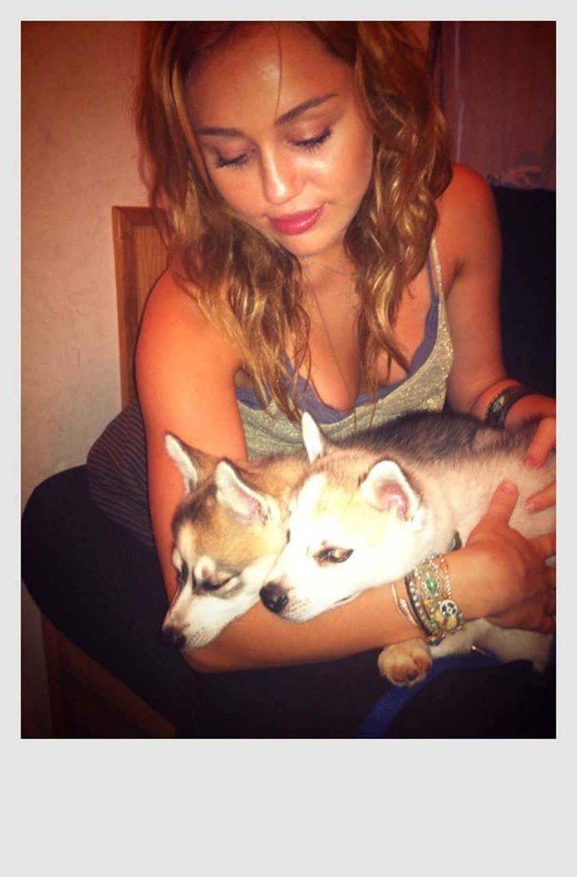15P Miley Cyrus sexy and hot private and nipple slip paparazzi photos
