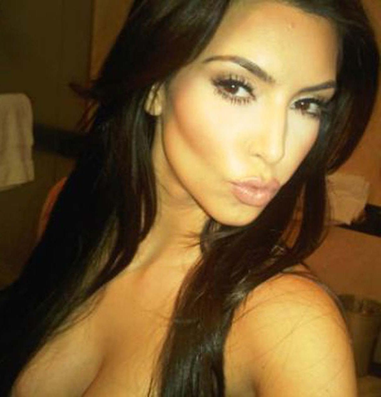 16P Kim Kardashian exposing sexy body and huge boobs on private photos