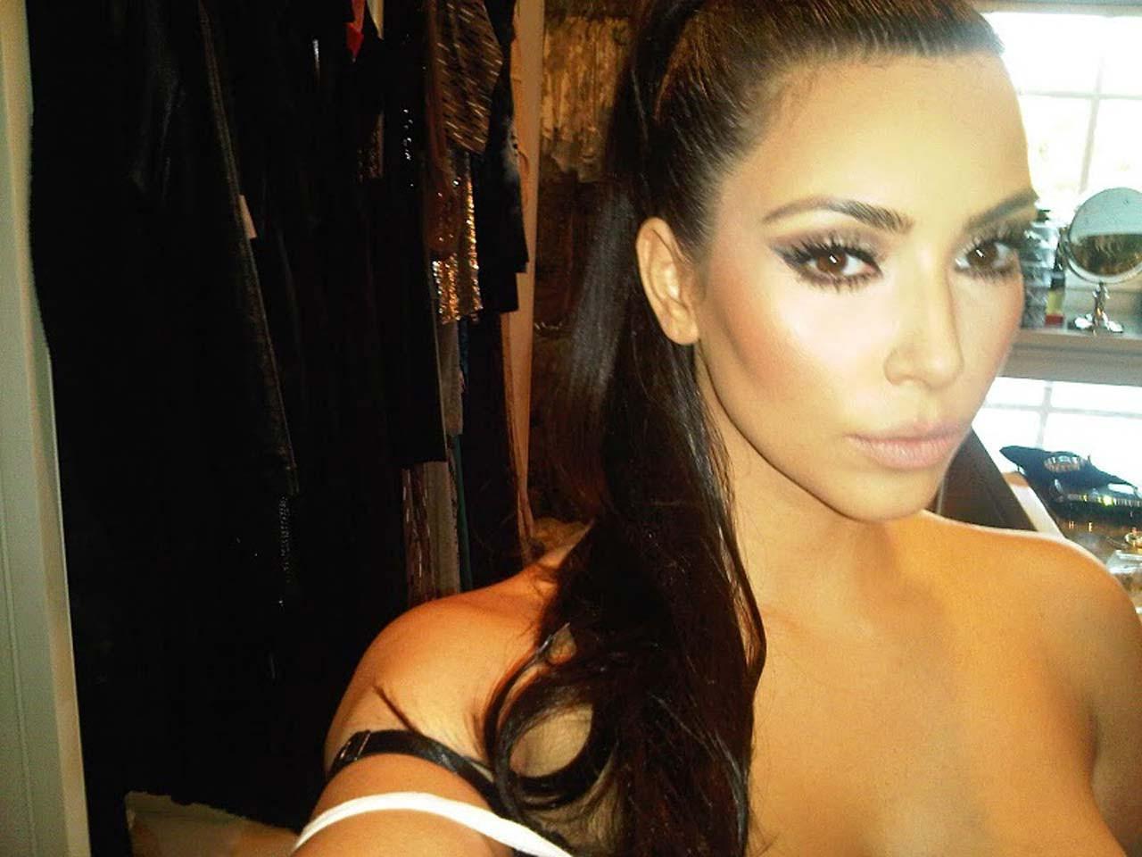 16P Kim Kardashian exposing sexy body and huge boobs on private photos