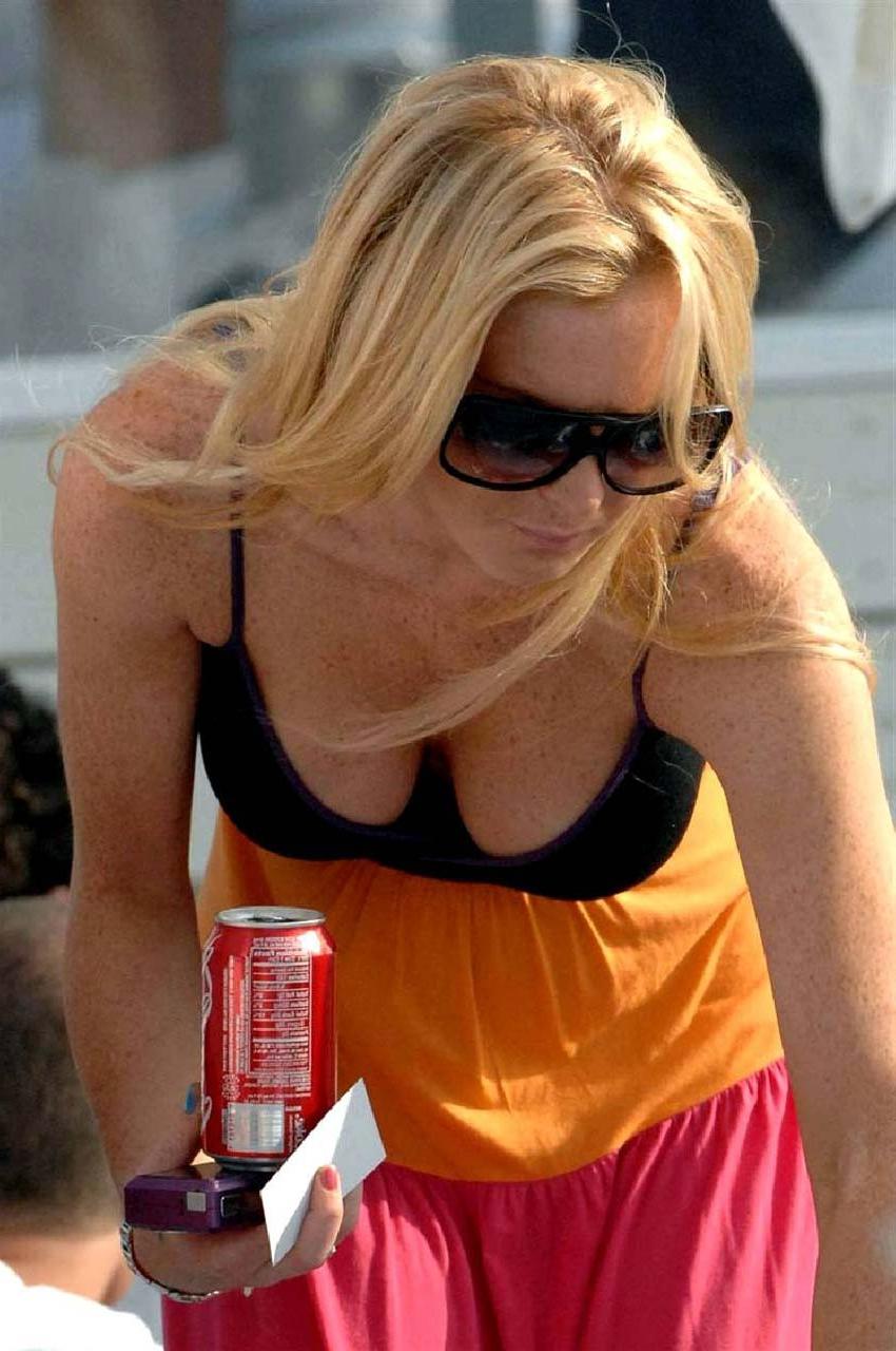 16P Lindsay Lohan exposing her fucking sexy body and huge boobs