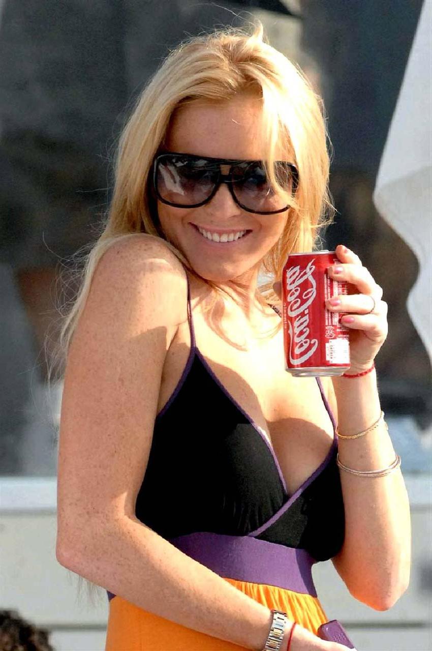 16P Lindsay Lohan exposing her fucking sexy body and huge boobs