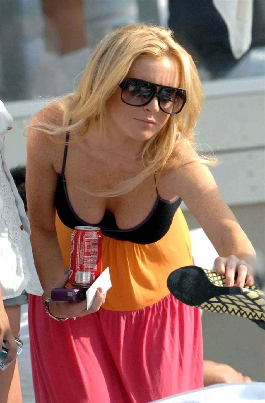 16P Lindsay Lohan exposing her fucking sexy body and huge boobs