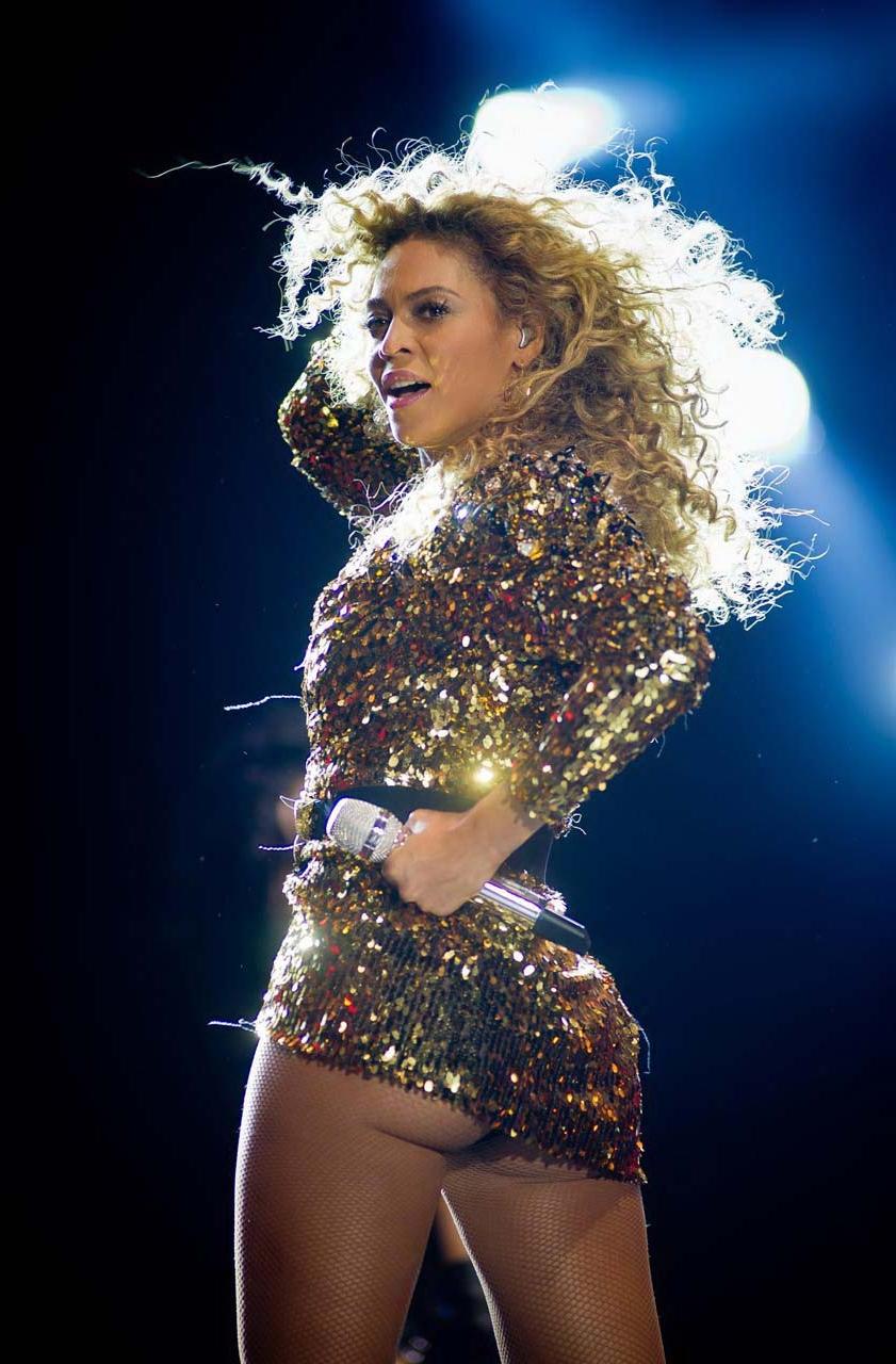 16P Beyonce Knowles exposing her fucking sexy body and nice tits in underwear